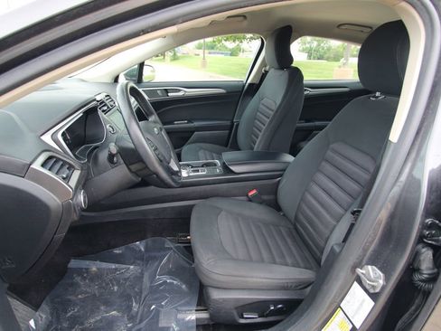 Used 2017 Ford Fusion SE w/ Fusion SE Technology Package FWD image 6