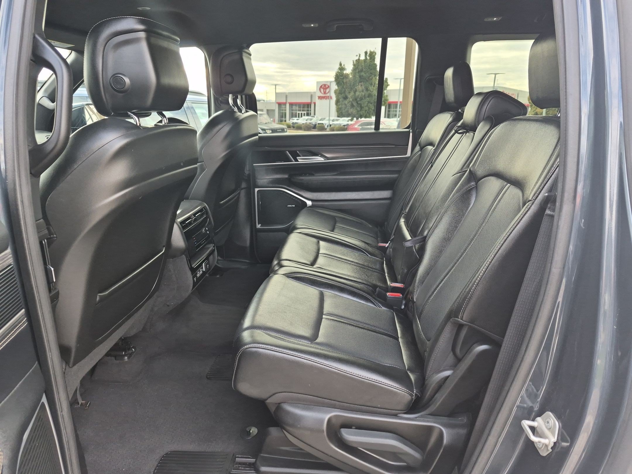 Used 2024 Jeep Wagoneer L Series II w/ Flexible Seating Group AWD/4WD image 28