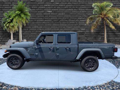 Used 2025 Jeep Gladiator Sport image 7
