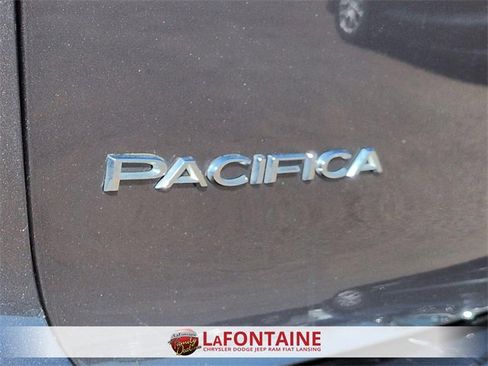 Used 2023 Chrysler Pacifica Touring-L image 10