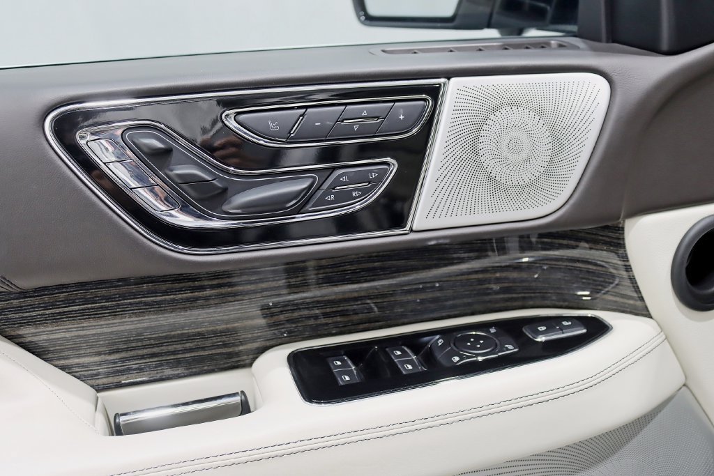 Used 2020 Lincoln Navigator Black Label w/ Cargo Convenience Package AWD/4WD image 37