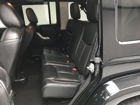 Used 2015 Jeep Wrangler Unlimited Sahara w/ Connectivity Group AWD/4WD image 16