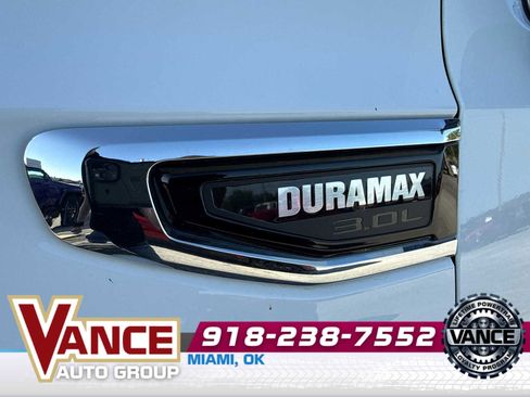 Used 2024 GMC Yukon SLT w/ SLT Luxury Package AWD/4WD image 3