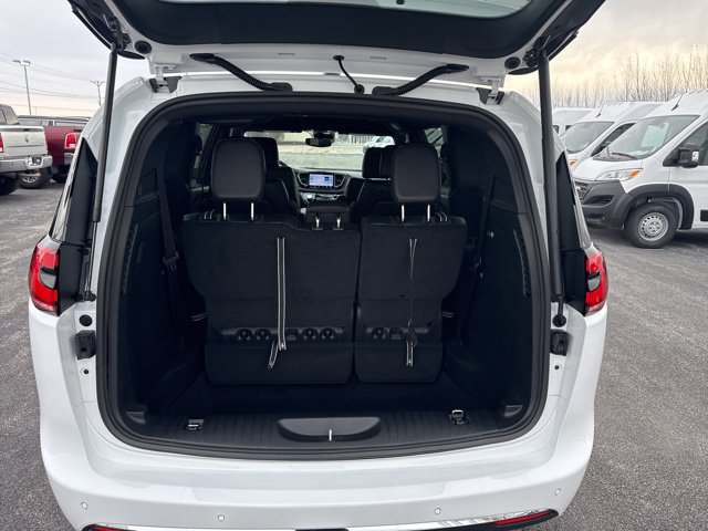 New 2026 Chrysler Pacifica Select AWD/4WD image 7