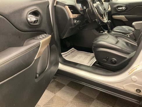 Used 2018 Jeep Cherokee Limited AWD/4WD image 4