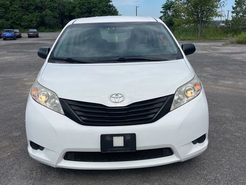 Used 2017 Toyota Sienna L FWD image 2