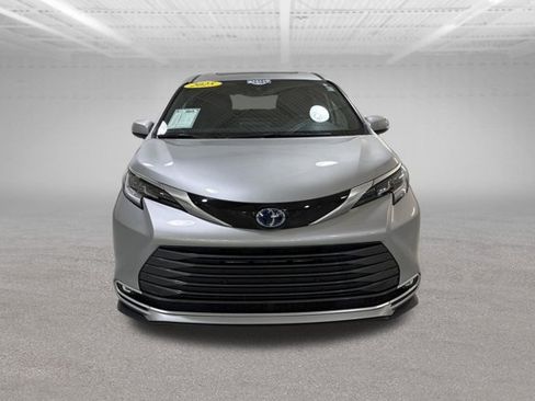 Used 2025 Toyota Sienna Limited AWD/4WD image 2