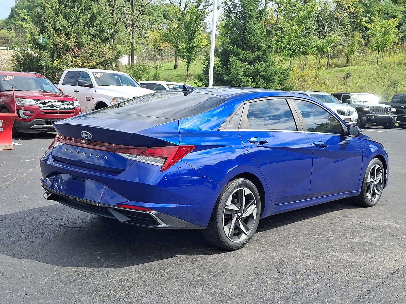 Used 2021 Hyundai Elantra SEL w/ Convenience + Premium Package FWD image 6