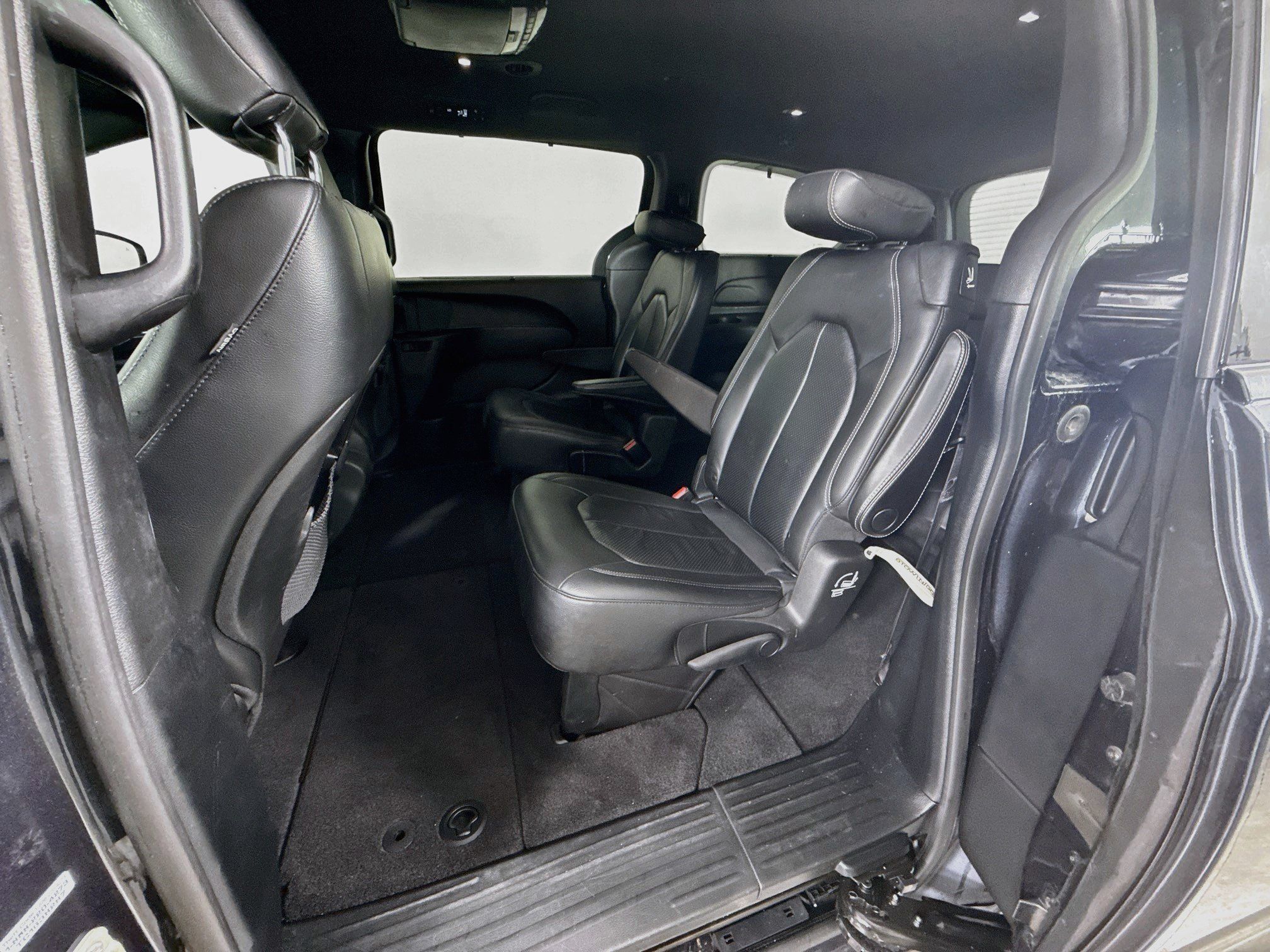 Used 2020 Chrysler Pacifica Touring-L w/ S Appearance Package FWD image 21