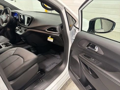 New 2026 Chrysler Pacifica Select image 19