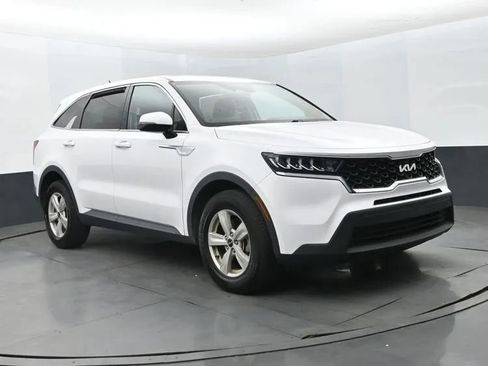 Used 2023 Kia Sorento LX FWD image 2