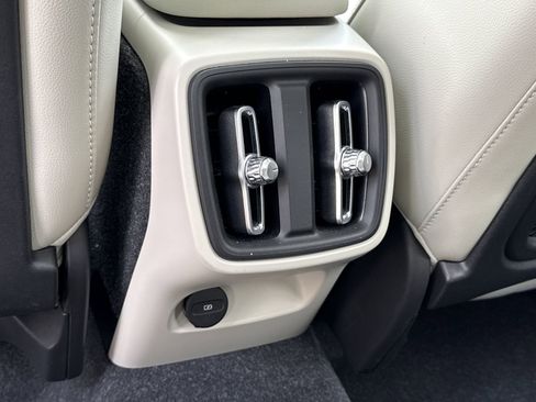 Used 2023 Volvo XC40 B5 Plus image 12