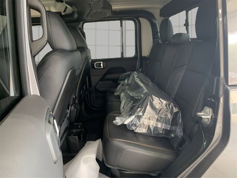 Used 2025 Jeep Gladiator Sport image 10