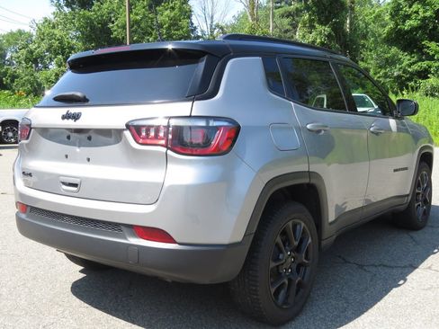 Used 2023 Jeep Compass Latitude w/ Convenience Group AWD/4WD image 5