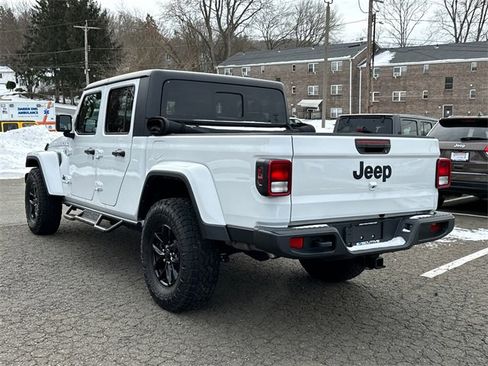 Used 2022 Jeep Gladiator Sport image 2