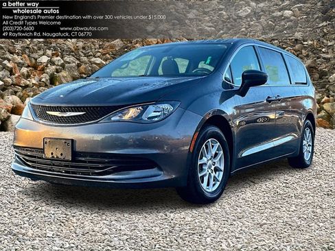 Used 2017 Chrysler Pacifica LX image 1