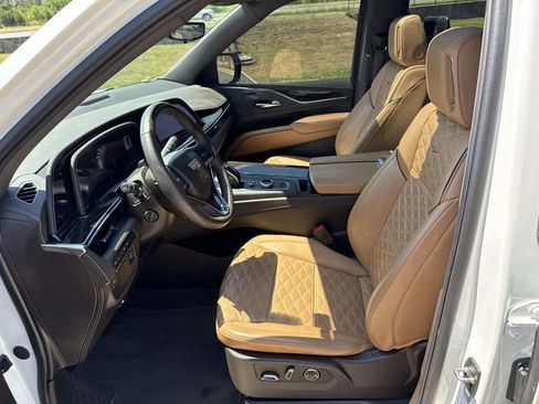 Used 2024 Cadillac Escalade ESV Premium Luxury AWD/4WD image 6