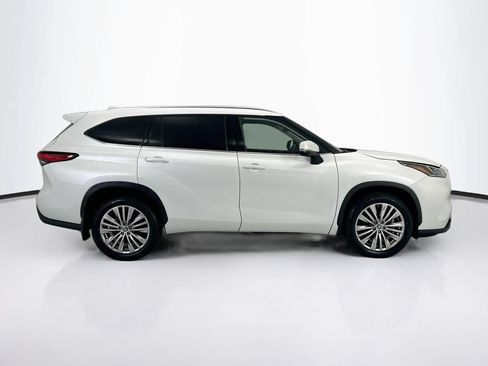 Used 2023 Toyota Highlander Platinum FWD image 4