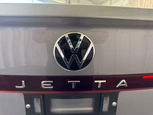 Used 2025 Volkswagen Jetta SE FWD image 11