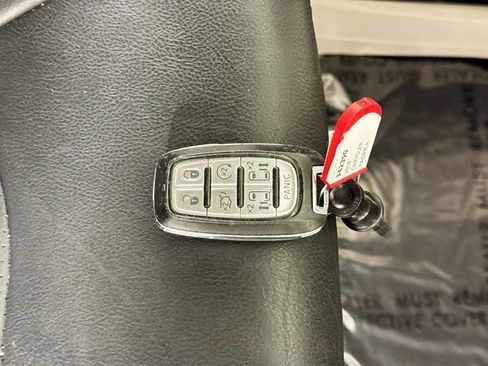Used 2018 Chrysler Pacifica Touring-L FWD image 39