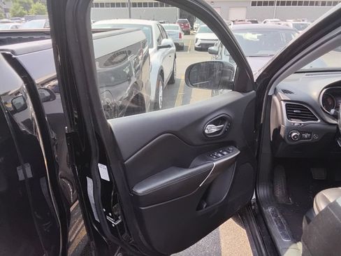 Used 2019 Jeep Cherokee Limited AWD/4WD image 11