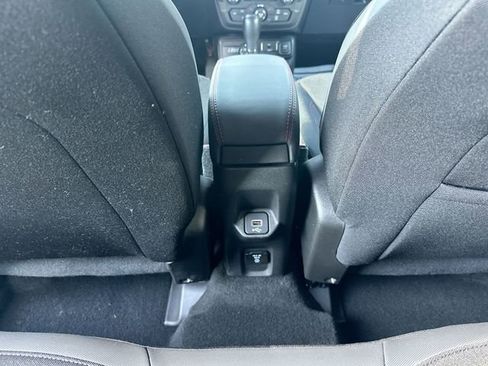 Used 2022 Jeep Renegade Trailhawk AWD/4WD image 23
