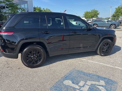 Used 2025 Jeep Grand Cherokee Altitude AWD/4WD image 29