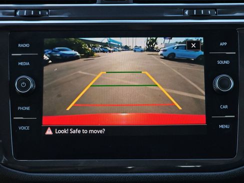 Used 2024 Volkswagen Tiguan SE w/ Panoramic Sunroof Package image 26