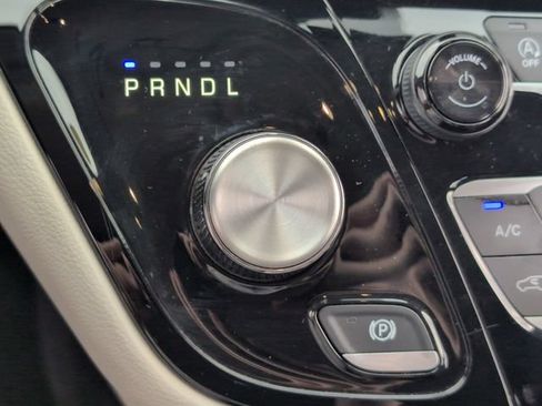Used 2023 Chrysler Pacifica Touring-L FWD image 14