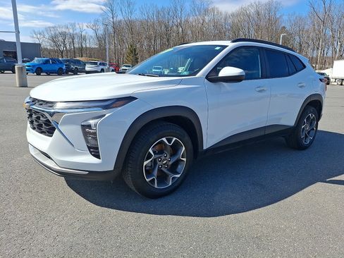 Certified 2024 Chevrolet Trax LT w/ Sunroof Package image 3