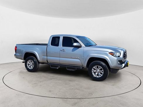 Used 2018 Toyota Tacoma SR5 w/ SR5 Appearance Package (SM) RWD image 3
