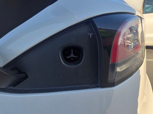 Used 2022 Tesla Model S image 16