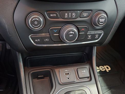 Used 2020 Jeep Cherokee Latitude Plus image 13