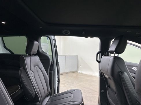 New 2026 Chrysler Pacifica Limited w/ S Appearance Package AWD/4WD image 22
