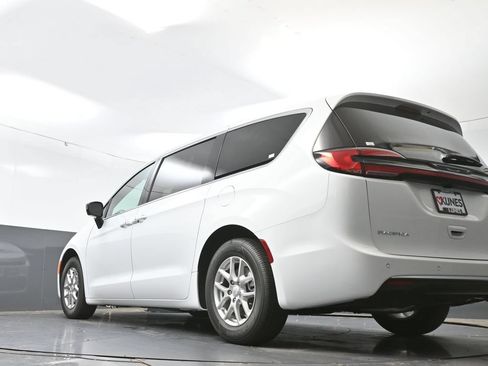 New 2027 Chrysler Pacifica Select FWD image 44