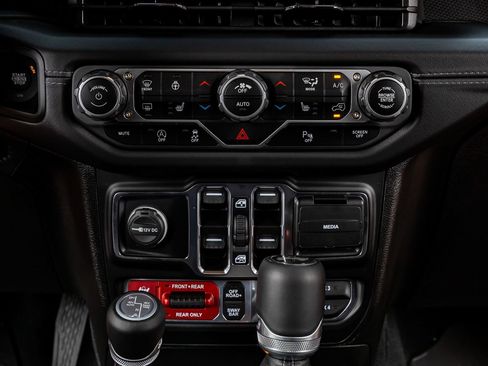 Used 2025 Jeep Wrangler Unlimited Rubicon AWD/4WD image 27
