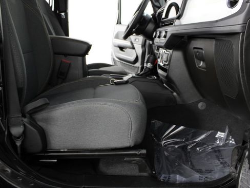 Used 2025 Jeep Wrangler Unlimited Sahara w/ Safety Group AWD/4WD image 19