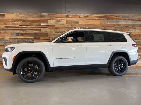 New 2026 Jeep Grand Cherokee L Limited w/ Limited Altitude Package AWD/4WD image 18