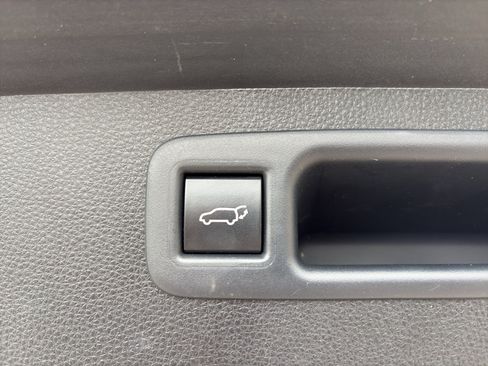 Used 2020 Toyota Highlander XLE FWD image 24