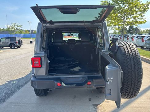 Used 2018 Jeep Wrangler Unlimited Sahara w/ Dual Top Group AWD/4WD image 8