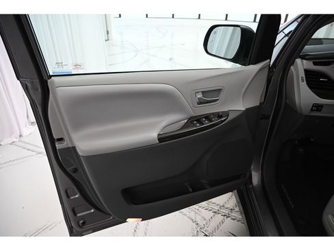 Used 2018 Toyota Sienna XLE image 8
