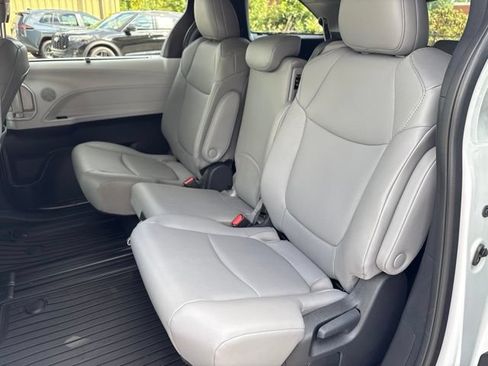 Used 2026 Toyota Sienna XLE FWD image 12