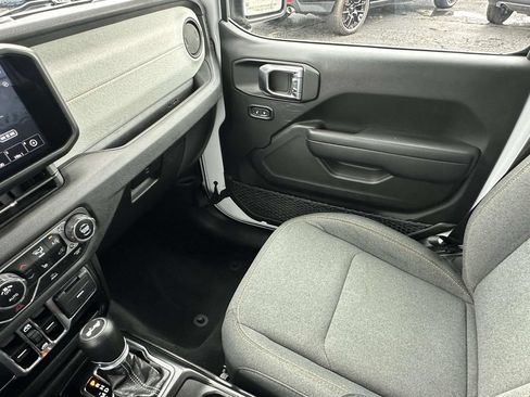 Used 2024 Jeep Wrangler Unlimited w/ Convenience Group AWD/4WD image 32