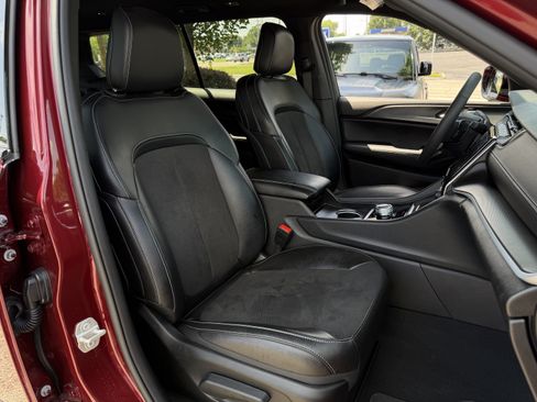 Used 2024 Jeep Grand Cherokee L Laredo AWD/4WD image 35