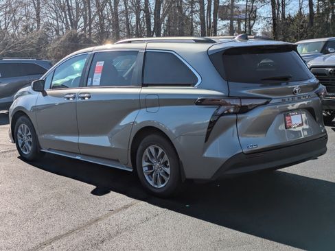 New 2026 Toyota Sienna XLE FWD image 6