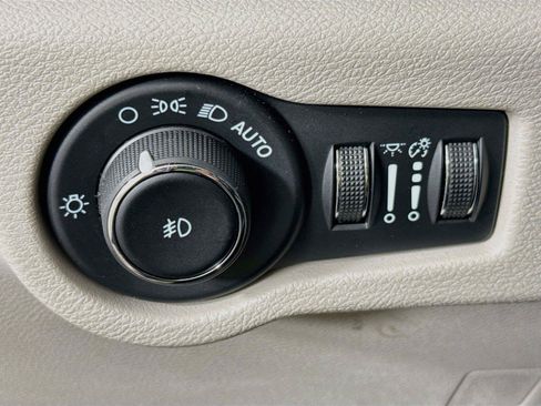 Used 2024 Chrysler Pacifica Touring-L FWD image 10