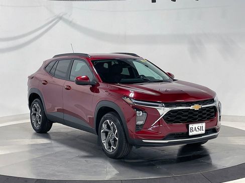 Used 2025 Chevrolet Trax LT image 36