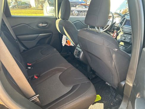 Used 2019 Jeep Cherokee Latitude w/ Cold Weather Group image 4