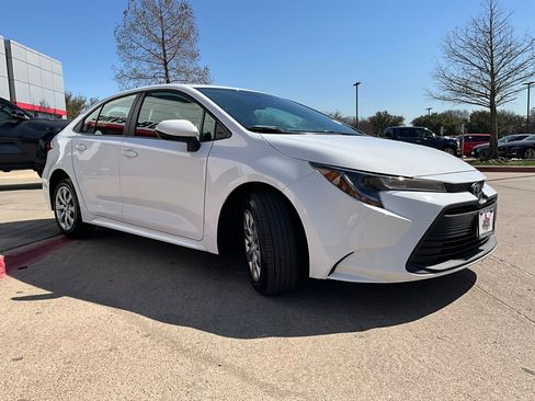 Used 2025 Toyota Corolla LE image 4