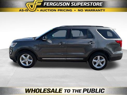 Used 2017 Ford Explorer XLT w/ Equipment Group 202A AWD/4WD image 4
